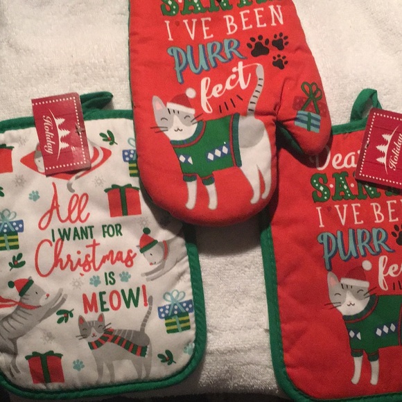 11/27 host pick 🎉🎉 Cat Christmas print 2 potholders and 1 mitt. - Picture 1 of 4